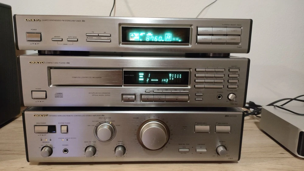 Onkyo (Zesilovač A-803, CD DX-703, Tuner T-403)
