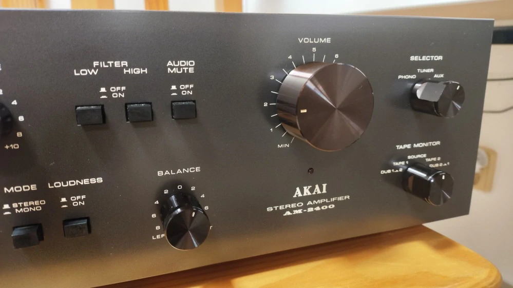 AKAI AM-2400