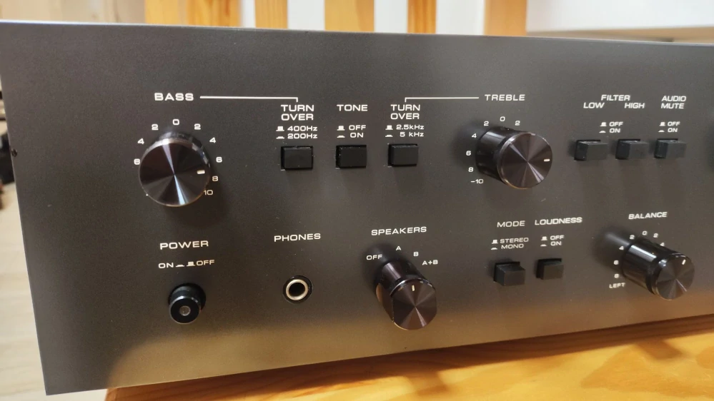 AKAI AM-2400