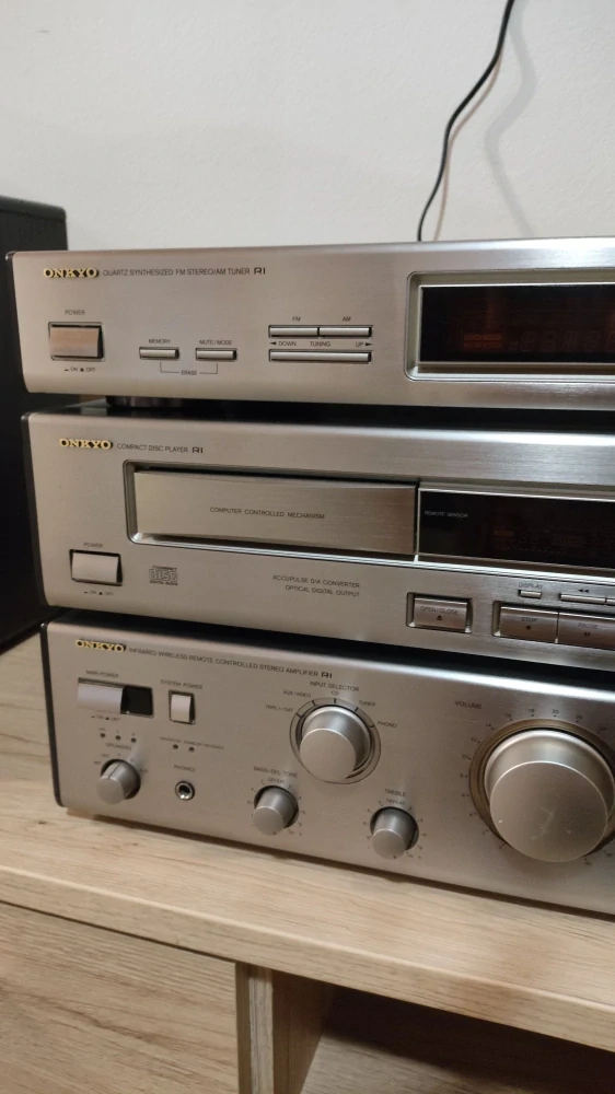 Onkyo (Zesilovač A-803, CD DX-703, Tuner T-403)