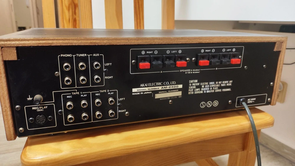 AKAI AM-2400