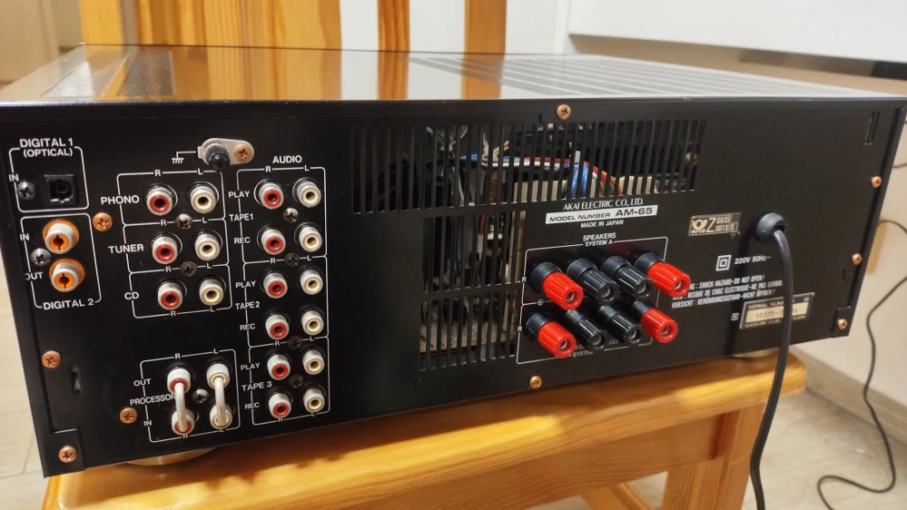 Akai AM-65